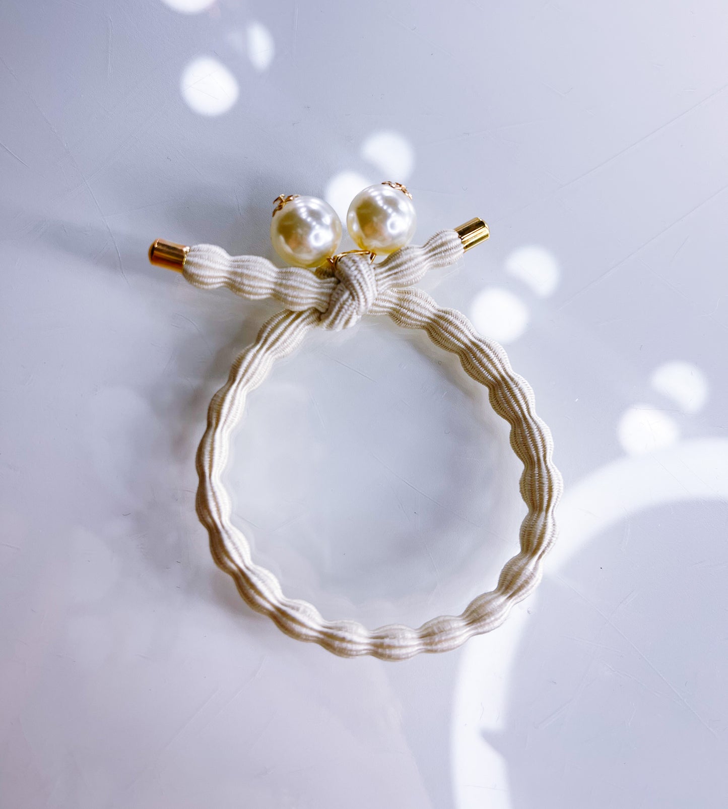 Haargummi mit Perlen