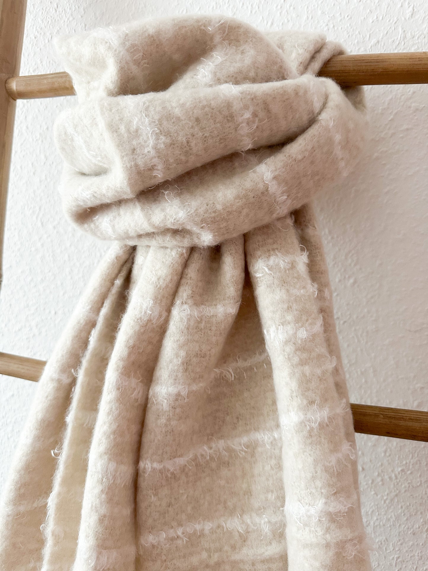 Fransenschal Streifi ist super weich und Kuschelig in 2 Farben perfekt für kalte Winter Tage