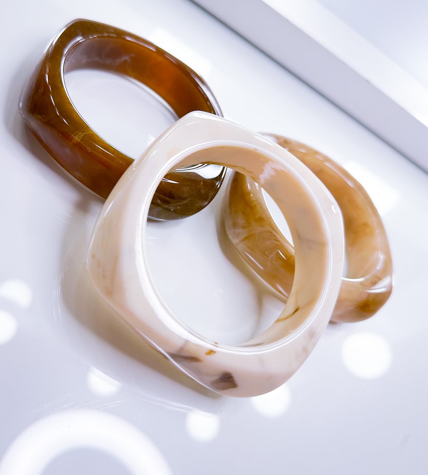 Armreif Lina in 3 Farben es besteht aus hochwertigem Kunstharz