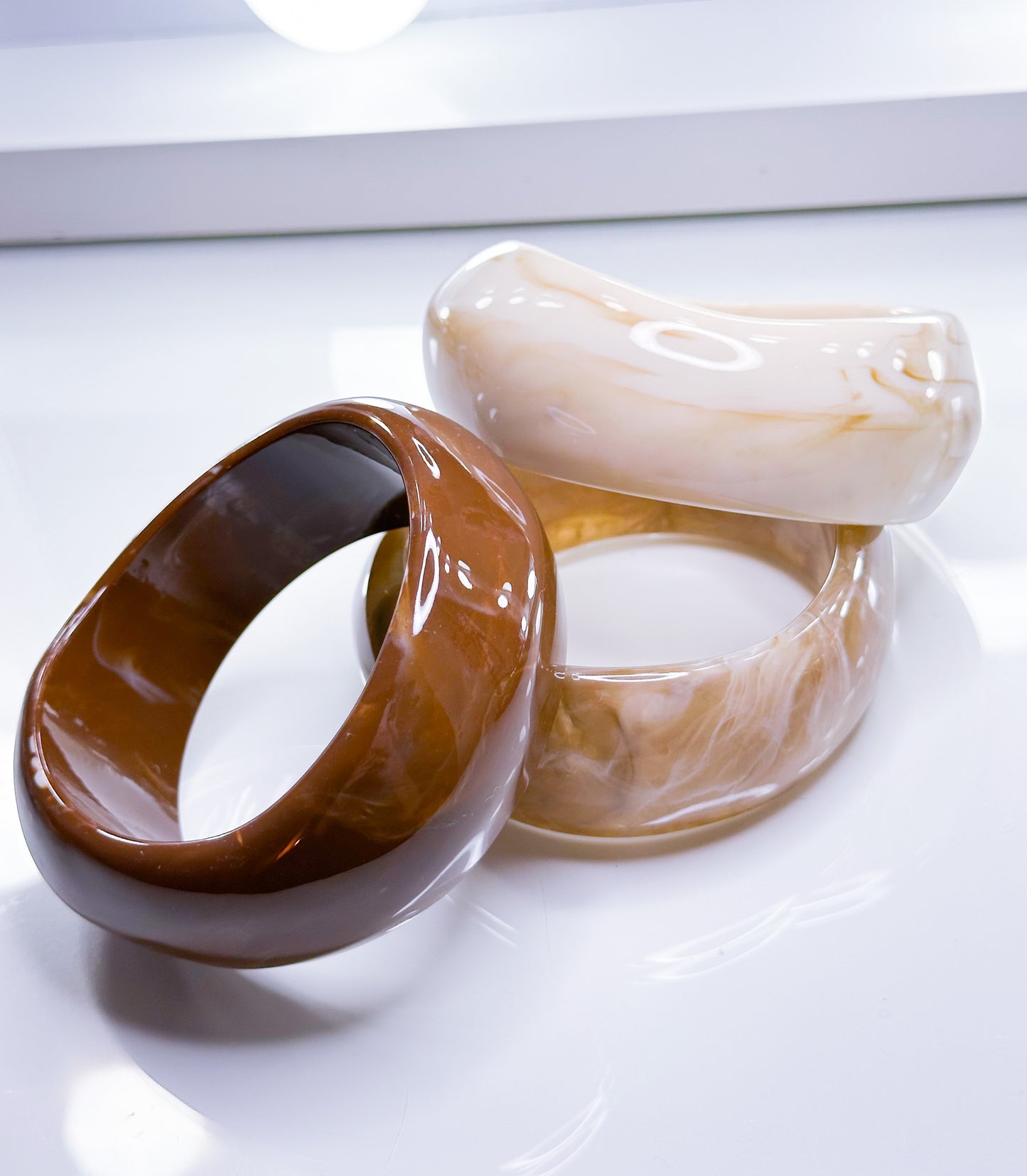 Armreif Luna in 3 Farben es besteht aus hochwertigem Kunstharz