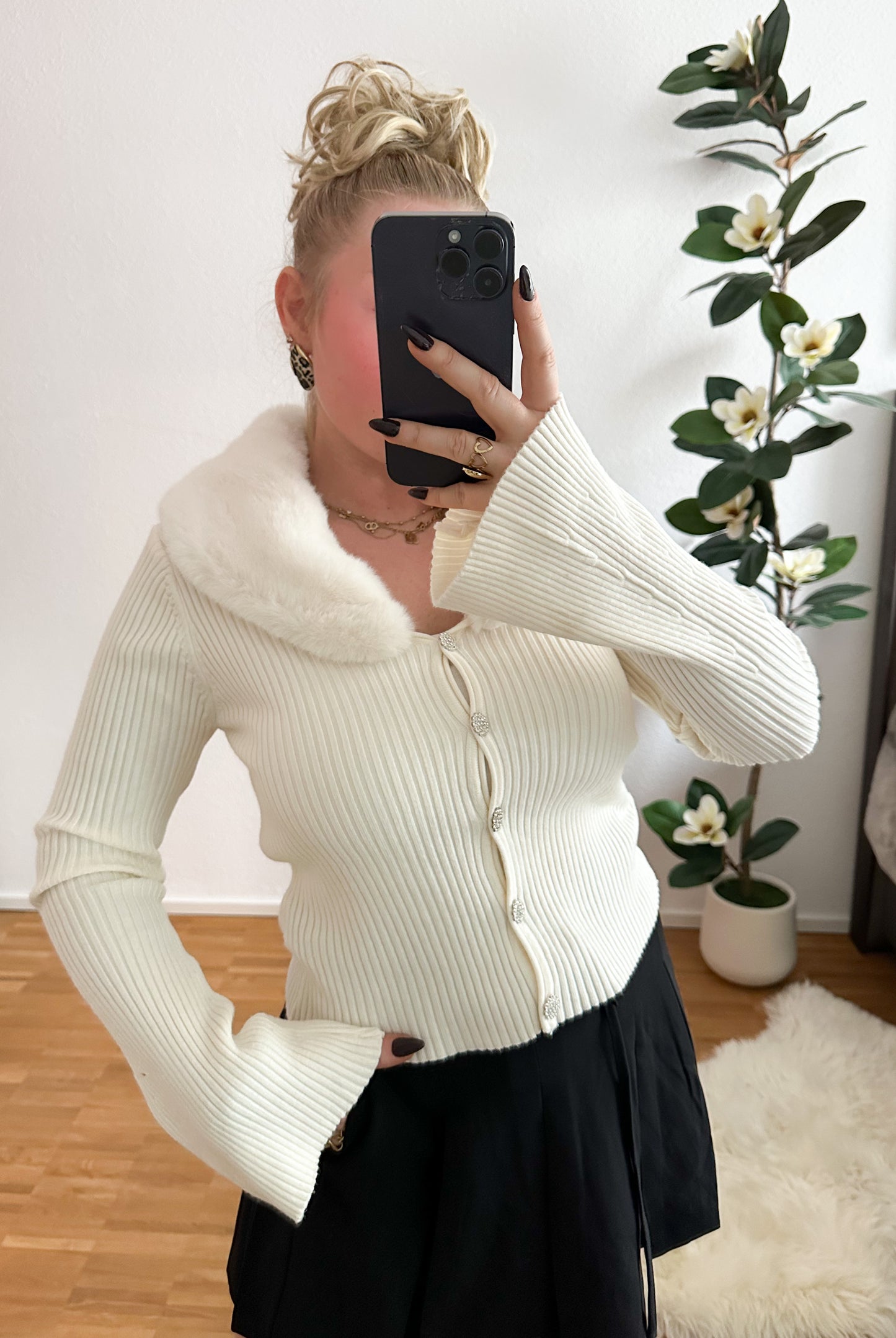 Pullover Iconic mit Kunstfell und Strass Knöpfen