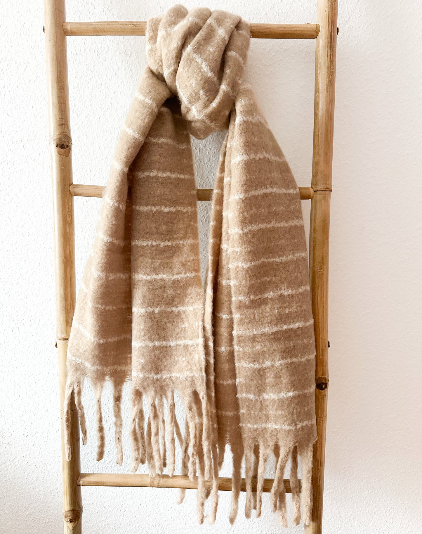 Fransenschal Streifi ist super weich und Kuschelig in 2 Farben perfekt für kalte Winter Tage