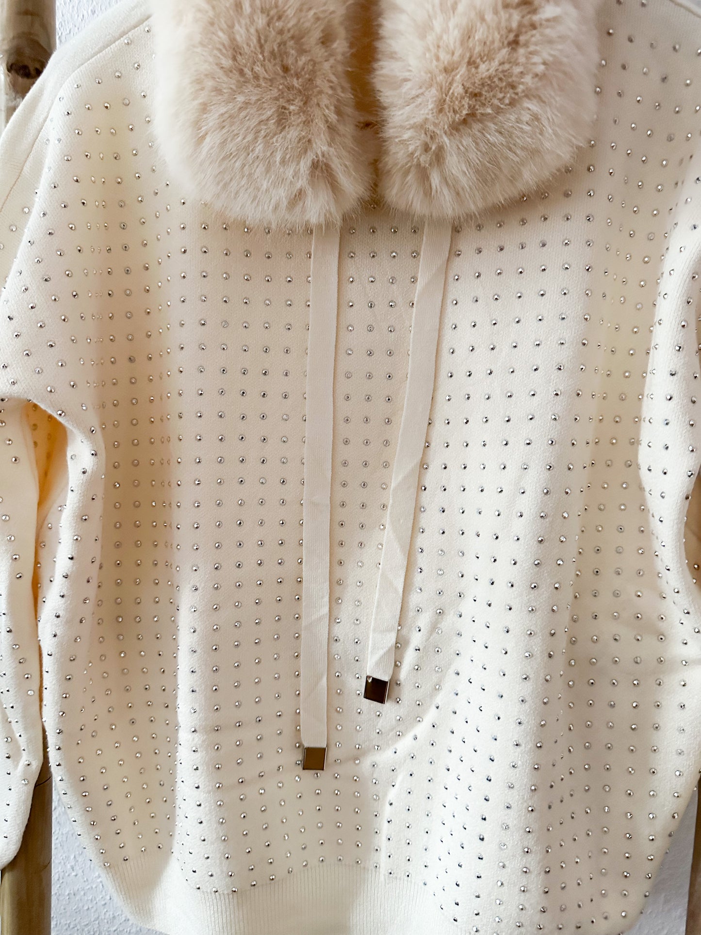 Strickpullover Strass mit Kapuze und Kunstfell in zwei Farben