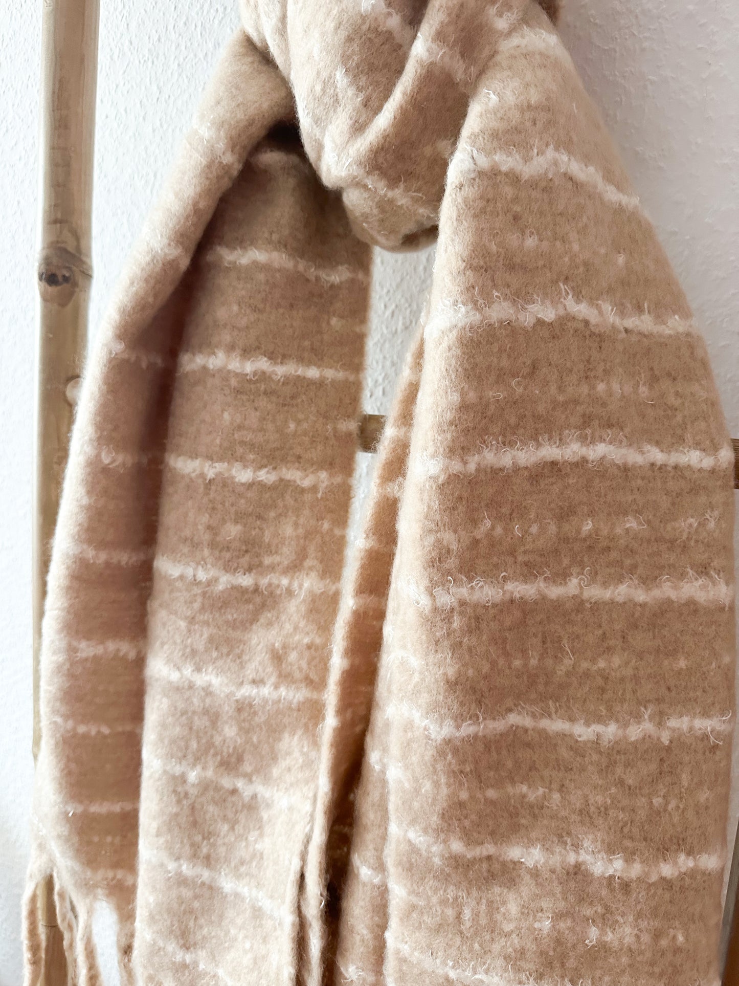 Fransenschal Streifi ist super weich und Kuschelig in 2 Farben perfekt für kalte Winter Tage