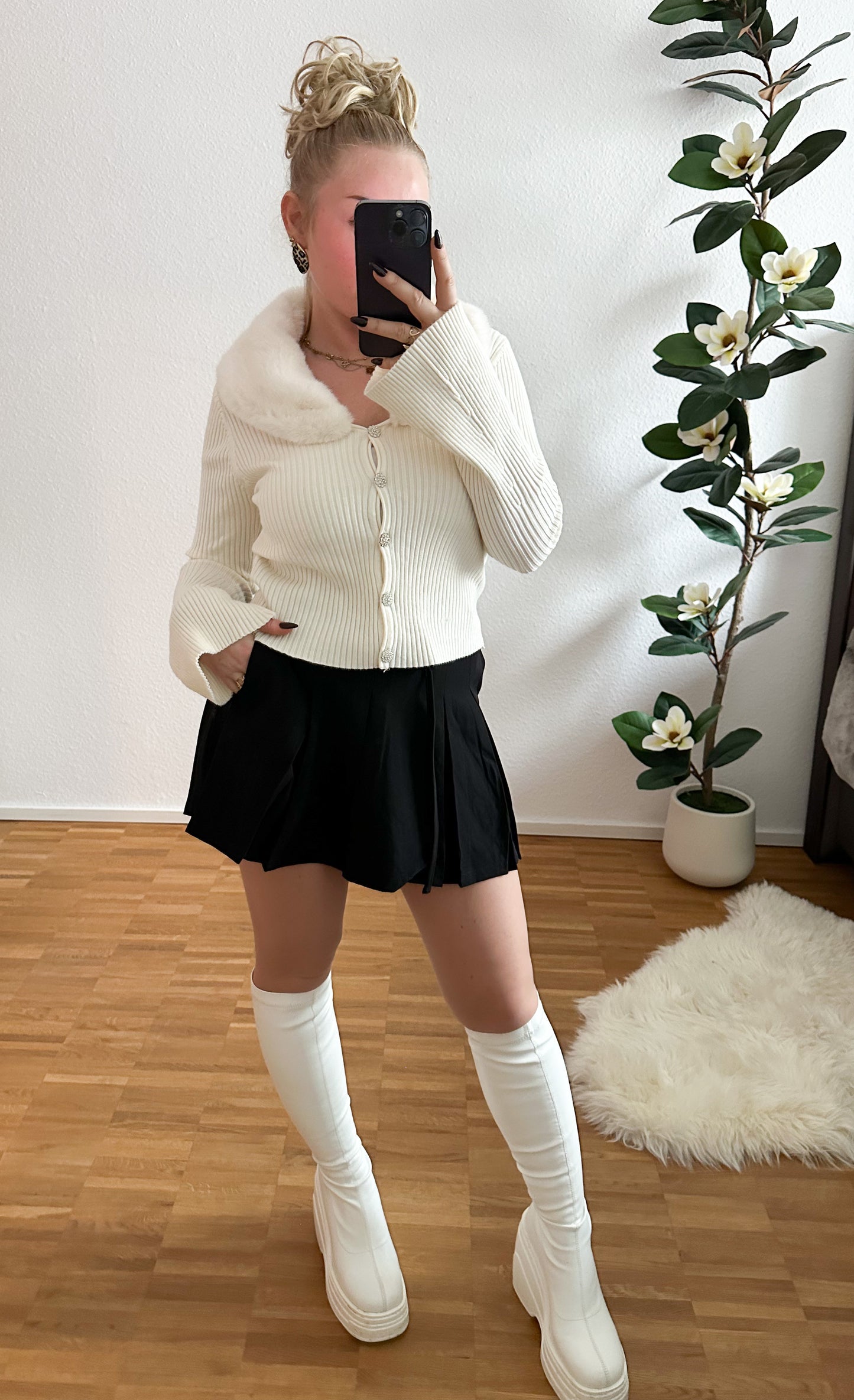 Pullover Iconic mit Kunstfell und Strass Knöpfen