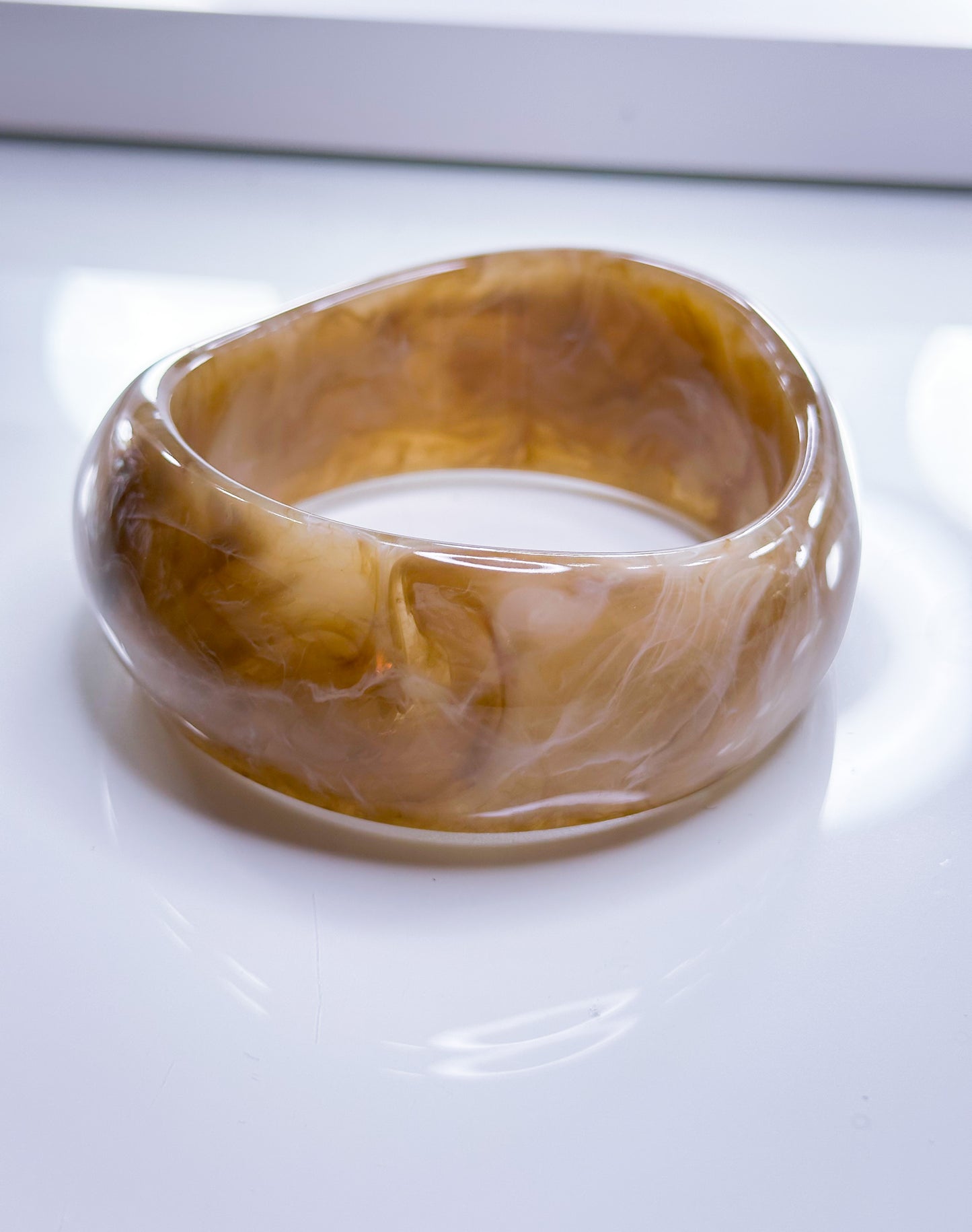 Armreif Luna in 3 Farben es besteht aus hochwertigem Kunstharz