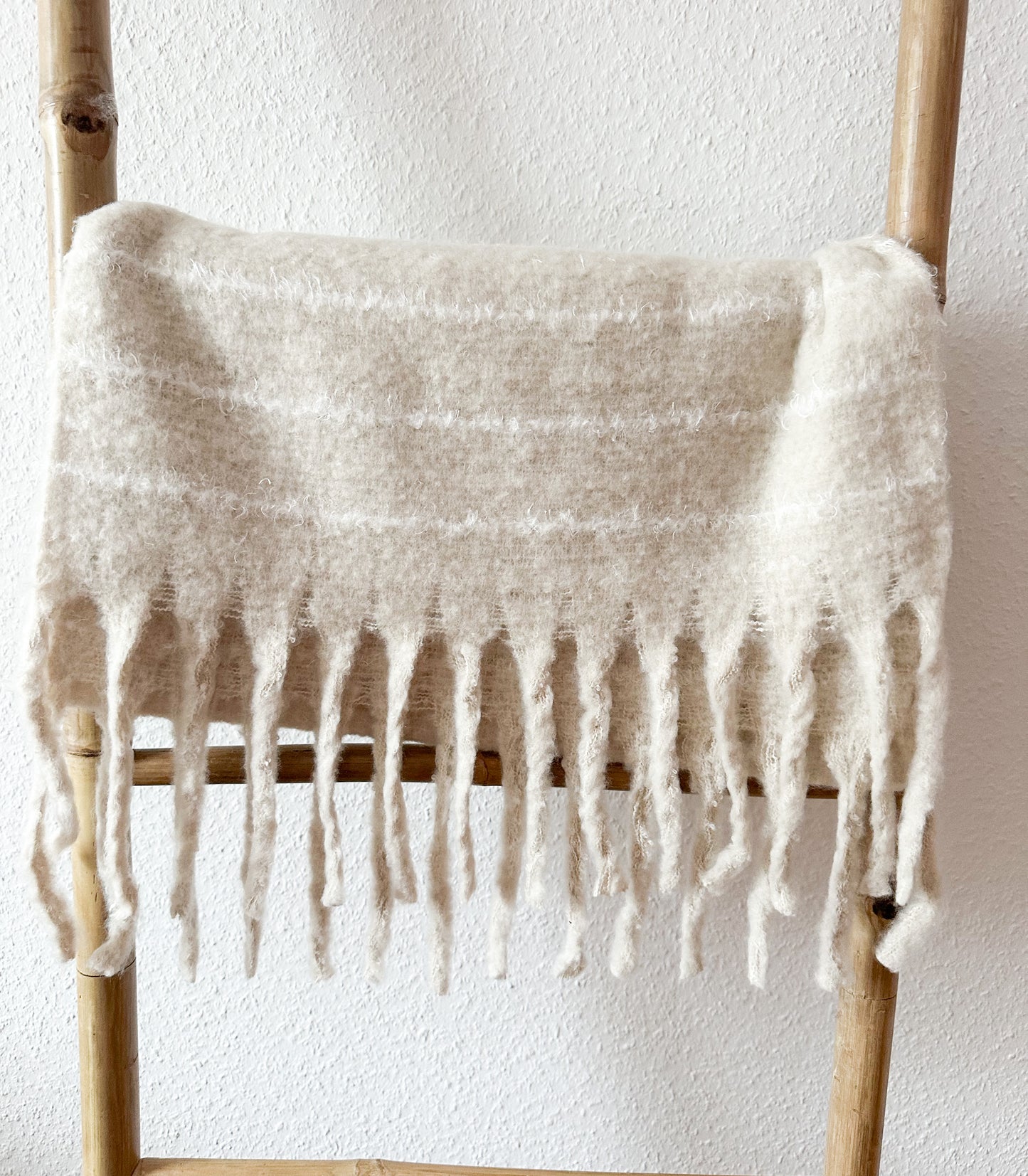 Fransenschal Streifi ist super weich und Kuschelig in 2 Farben perfekt für kalte Winter Tage