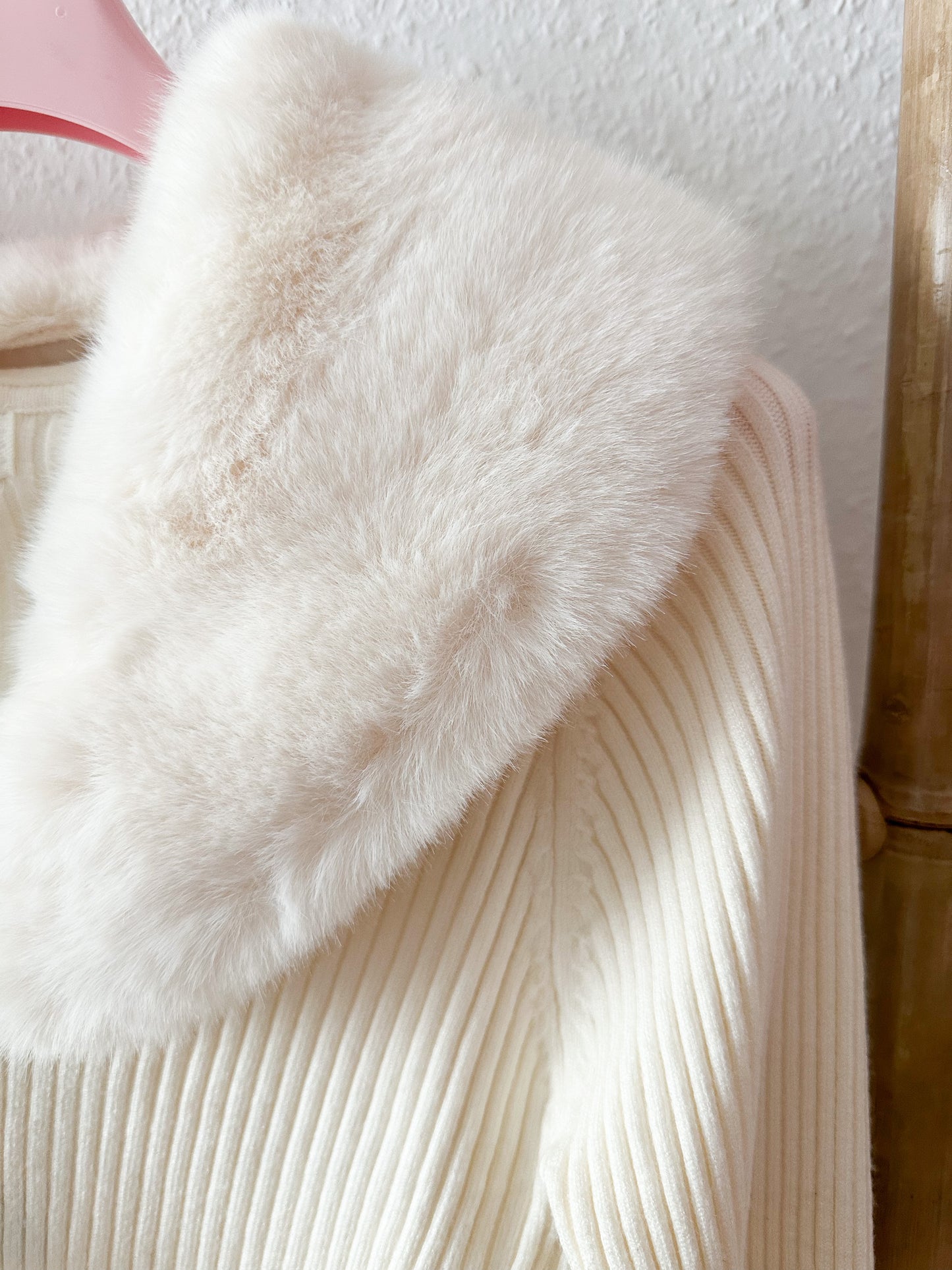 Pullover Iconic mit Kunstfell und Strass Knöpfen