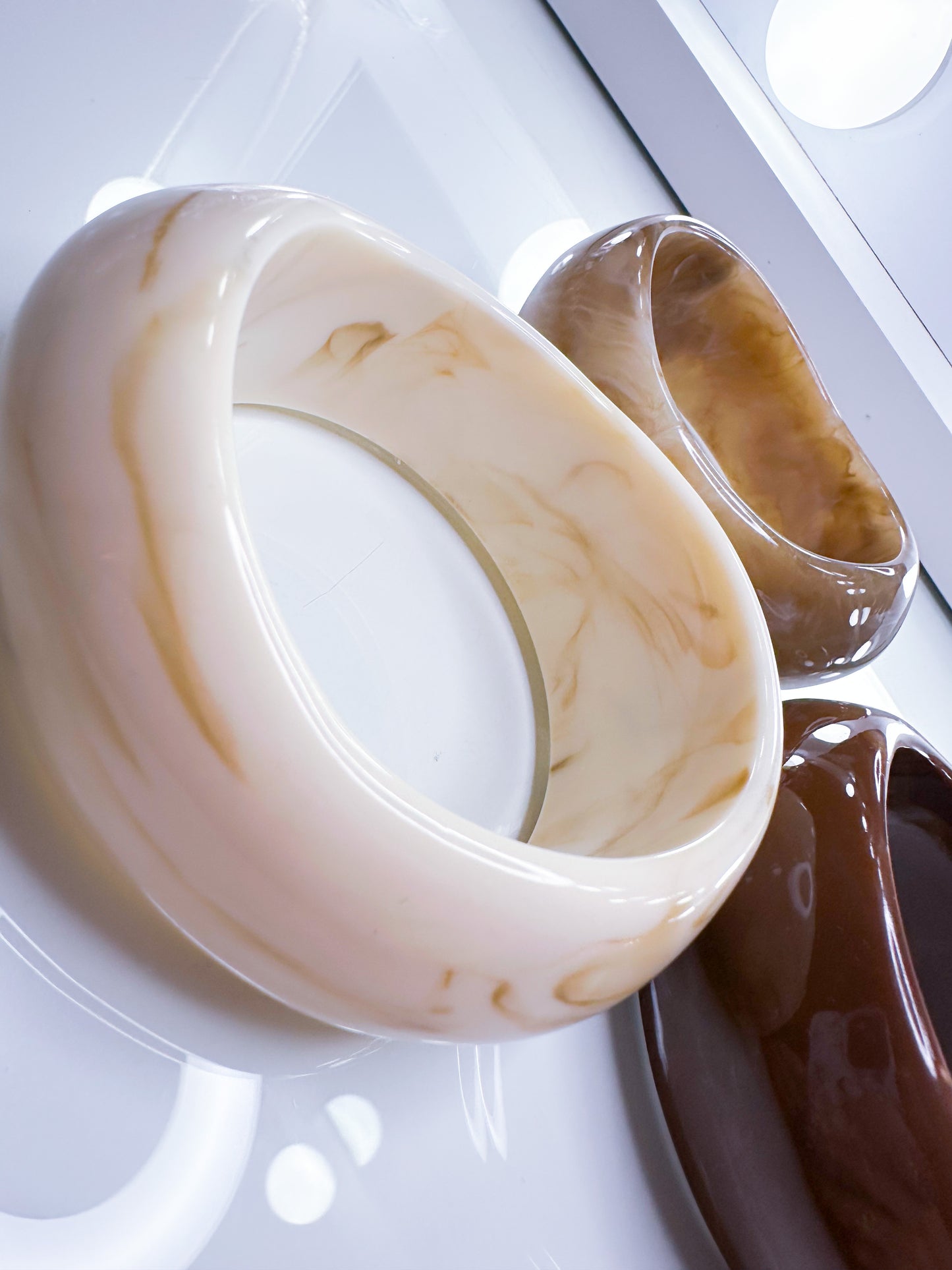 Armreif Luna in 3 Farben es besteht aus hochwertigem Kunstharz