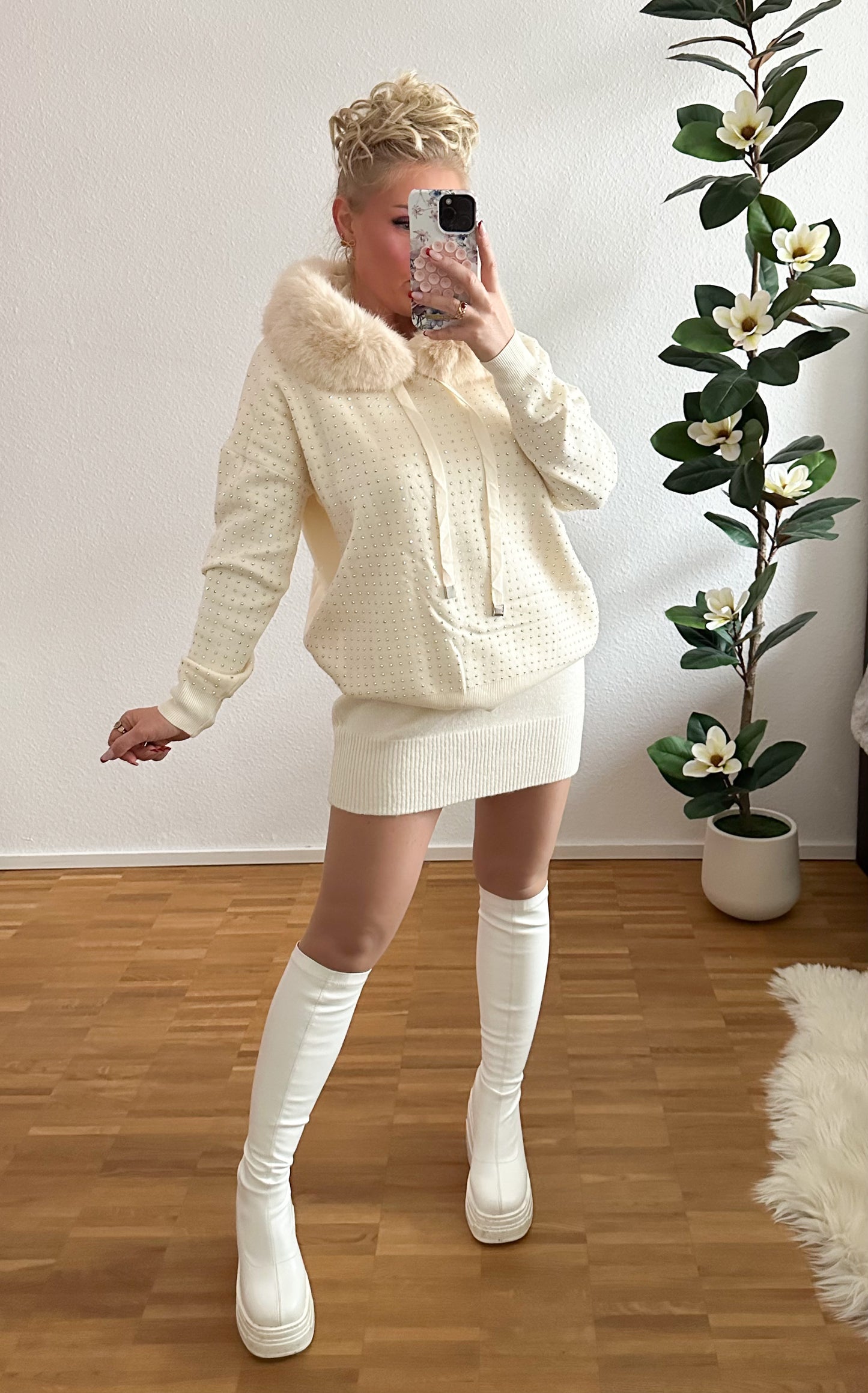 Strickpullover Strass mit Kapuze und Kunstfell in zwei Farben