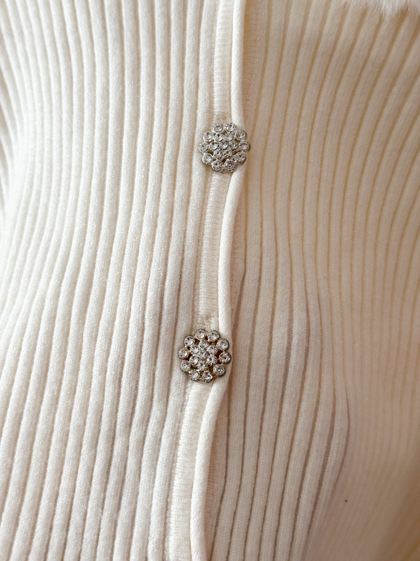 Pullover Iconic mit Kunstfell und Strass Knöpfen