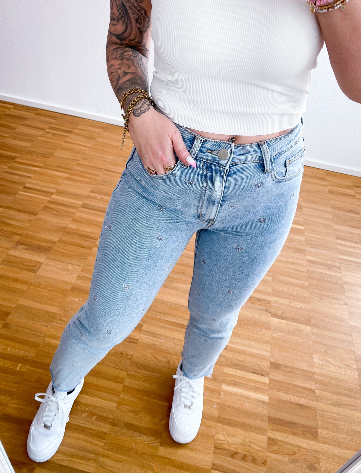 Jeanshose-MOM-Schleife Denim