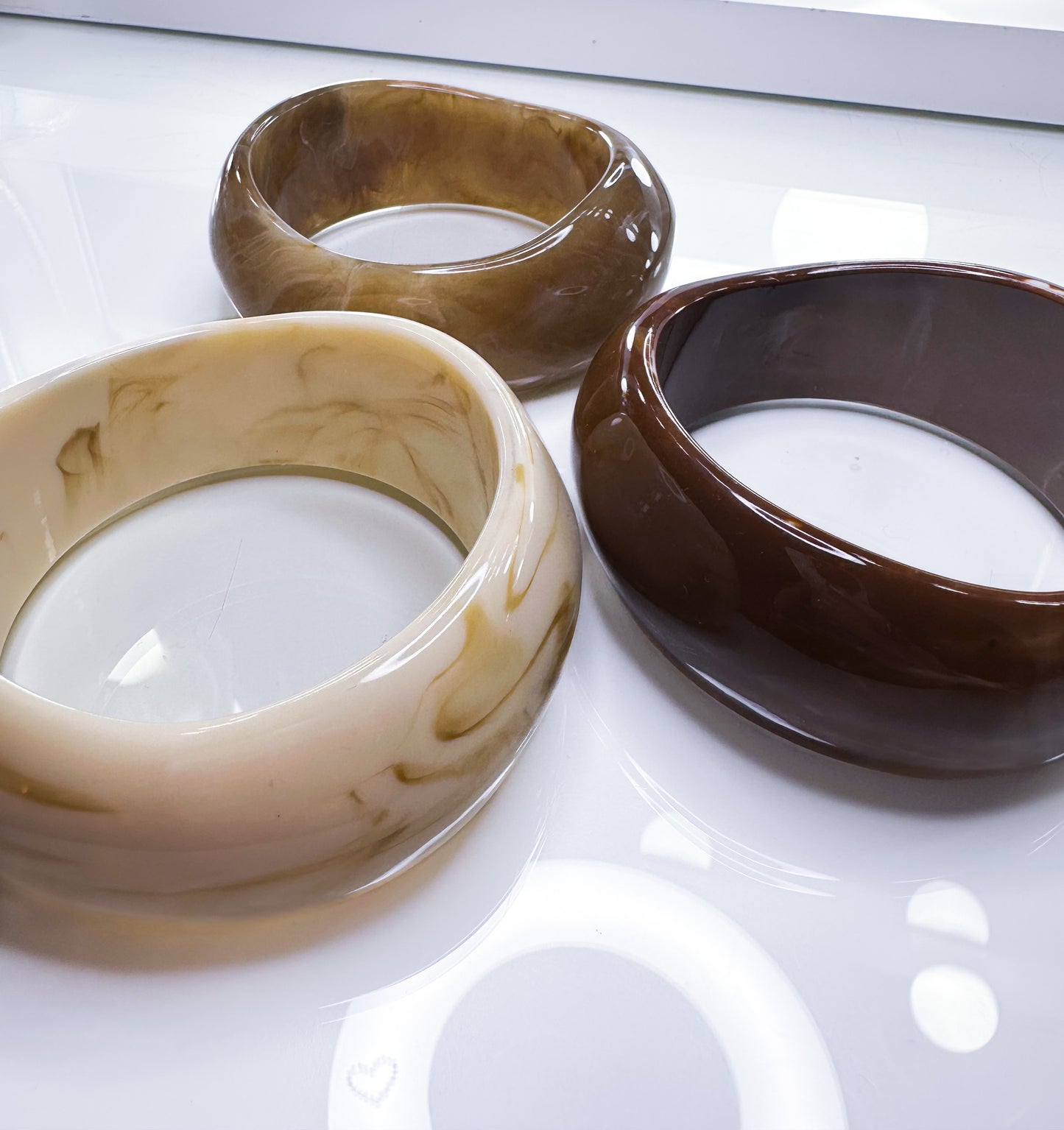 Armreif Luna in 3 Farben es besteht aus hochwertigem Kunstharz