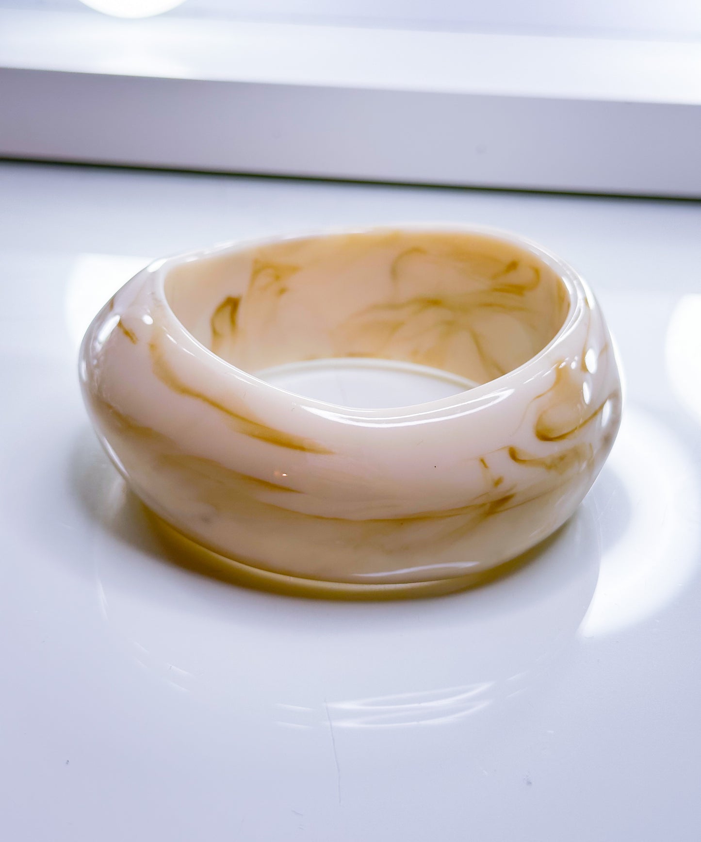 Armreif Luna in 3 Farben es besteht aus hochwertigem Kunstharz